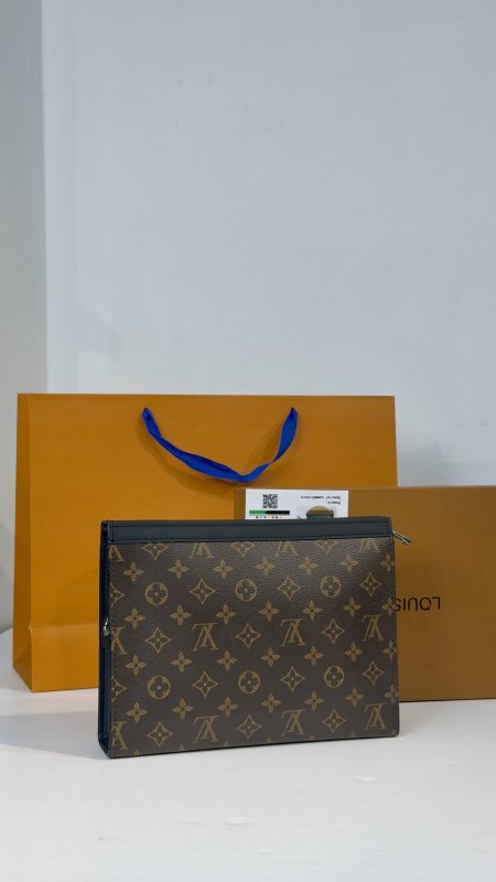 كلتش شبابي كوالتي ماستر شامل علبة 👝